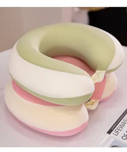 Detalle de tela de seda de hielo suave en almohadas de cuello en forma de U