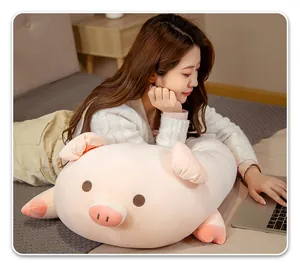 Weiches rosa Schweine-Plüschkissen als gemütliche Laptop-Stütze im Bett für Komfort.
