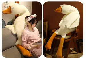 Grande peluche d'oie blanche servant de traversin confortable à la maison