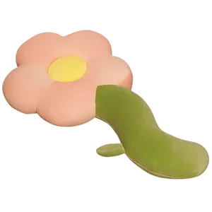 Coussin long en peluche en forme de fleur rose pour dormir paisiblement au lit