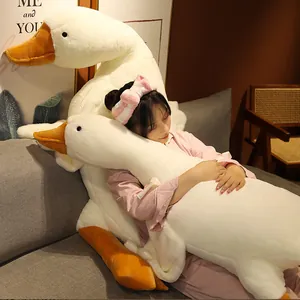 Grand oreiller long en peluche d'oie blanche poupée de confort tenue par une fille
