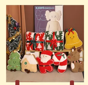Divers coussins en peluche sur le thème de Noël, dont le Père Noël, l'arbre et le renne