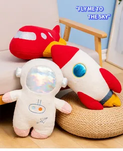 Arredamento spaziale accogliente con cuscini in peluche astronauta, razzo e aereo