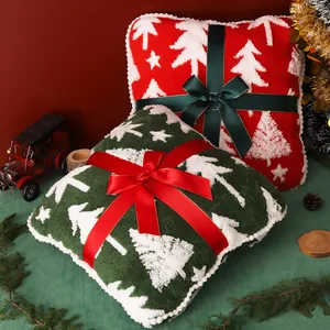 Coussins en peluche style boîte cadeau de Noël avec motifs sapins et rubans décoratifs