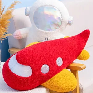 Morbidi cuscini di peluche a forma di astronauta e aereo rosso per la cameretta