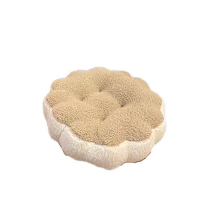 Cojín de asiento de felpa gruesa en forma de flor estilo macaron en color beige y blanco