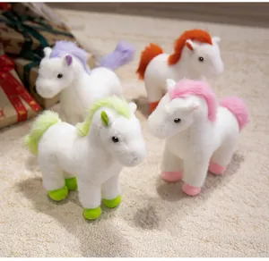 Set aus vier weichen Plüschponys in Pink, Grün, Lila und Orange auf einem Teppich