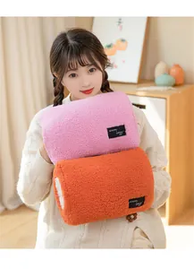 Zachte pluche handwarmer kussens in roze en oranje voor extra winterse warmte
