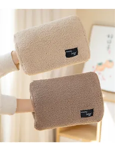 Dichtbij van zachte pluche handwarmers in beige en bruin voor winterwarmte