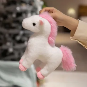 Morbido peluche a forma di pony bianco e rosa tenuto in mano, regalo da sogno per bimbi