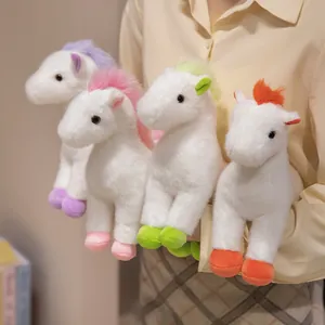 Collezione di realistici peluche di pony colorati in varie tonalità vivaci e bianco