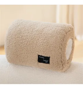 Detailweergave van zacht sherpa pluche handwarmer kussen met warm cozy label voor winter