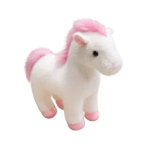Morbido pony di peluche bianco con criniera e coda rosa, in piedi su sfondo bianco