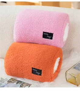 Detailopname van zachte sherpa pluche handwarmer kussens in roze en oranje kleuren