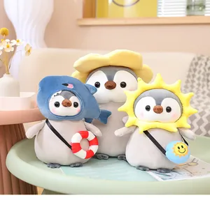 Tres peluches de pingüino con tocados de tiburón, flor y sol creativos