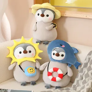 Peluches de pingüinos creativos con trajes de tiburón y girasol en un sofá cómodo