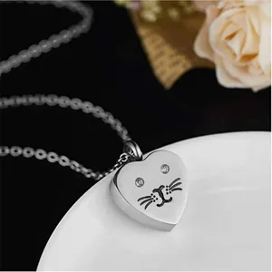 Collana con ciondolo a cuore per ceneri animali con grazioso muso di gatto