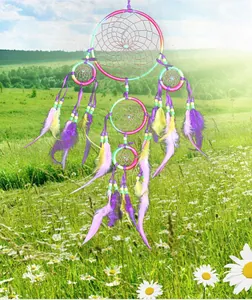 Vista dettagliata di un acchiappasogni a cinque anelli con vivaci piume viola e gialle