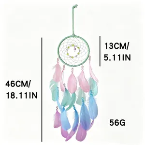 Detailansicht eines bunten Traumfängers mit rosa und blauen Federn, 46 cm Länge