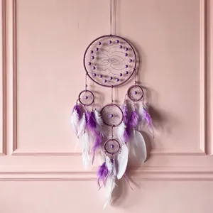Eleganter violetter Fünf-Ring-Traumfänger mit violetten Federn für die Wanddekoration