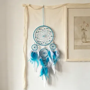 Blauer Traumfänger mit fünf Ringen und Federn für elegante Wanddekoration im Schlafzimmer.