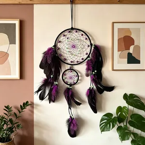 Dettaglio artistico di un acchiappasogni boho con piume viola in un interno moderno