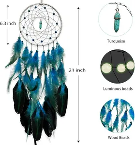 Dettaglio acchiappasogni con perle luminose e turchese, lunghezza totale di 53 cm