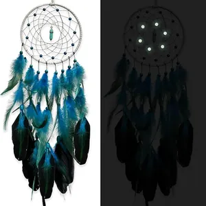 Confronto dettagliato delle perle luminose e delle piume blu di questo acchiappasogni