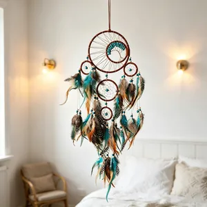 Atrapasueños bohemio de cinco anillos con cuentas de turquesa y plumas de colores