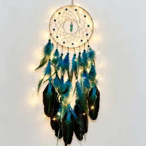 Acchiappasogni con piume blu verdi e luci LED bianco caldo per decorazione murale