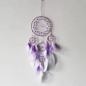 Lila Traumfänger mit fünf Ringen und Federn für eine harmonische Wanddekoration