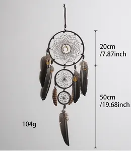 Vista detallada del atrapasueños de plumas hecho a mano, aro de 20cm y 50cm de largo