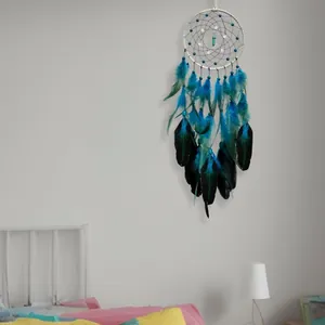 Dettaglio acchiappasogni fatto a mano con perle luminose e piume blu per decorazione camera