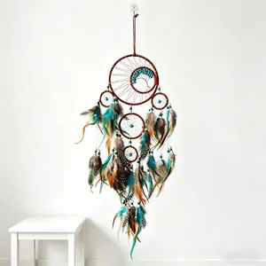 Atrapasueños de cinco anillos con cuentas turquesas y plumas coloridas para decorar pared