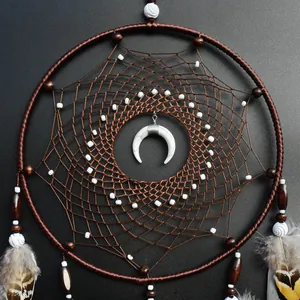 Atrapasueños marrón tejido a mano con colgante de luna creciente blanca y plumas