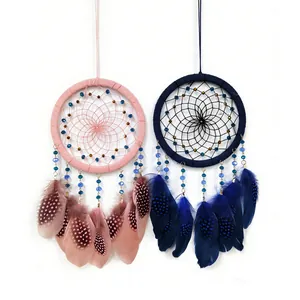 Atrapasueños bohemios hechos a mano con plumas azules y rosas para decoración de pared en el hogar