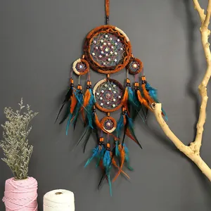Capteur de rêves fait main à cinq anneaux avec plumes bleues et oranges.