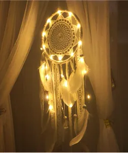 Elegante atrapasueños bohemio de encaje blanco con luces LED cálidas para decorar la pared.
