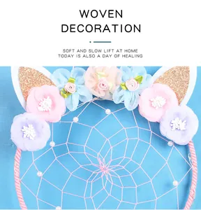 Detailopname van een handgemaakte eenhoorn dromenvanger met pastelbloemen en parels