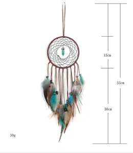 Vue détaillée des dimensions d'un attrape-rêves turquoise avec plumes et pierre.
