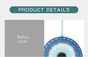 Primer plano del detalle del círculo de ratán tejido en un atrapasueños azul y blanco