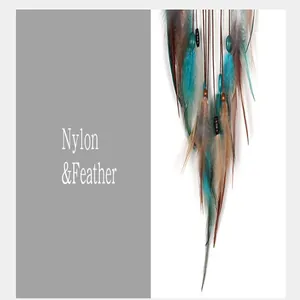 Détail d'un attrape-rêves artisanal avec des plumes turquoise et naturelles