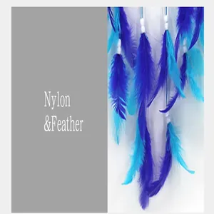 Detalle de plumas azules y cian con cordón de nailon para decoración atrapasueños