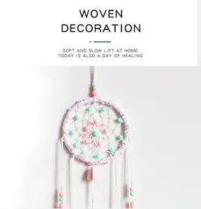 Acchiappasogni intrecciato a mano con perle rosa e verdi per una decorazione murale