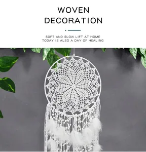 Detailansicht des großen weißen Traumfängers im Boho-Stil mit Federn und Spitzenweberei