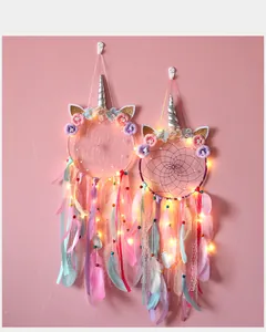 Paar eenhoorn dromenvangers met LED-verlichting voor wanddecoratie in de kinderkamer.