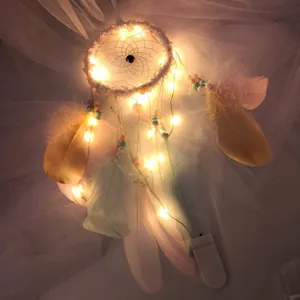 Attrape-rêves plumes rose et bleu avec lumières LED chaudes et perles colorées pour décoration