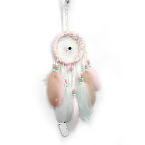 Attrape-rêves rose artisanal avec plumes colorées et lumières LED pour décoration murale