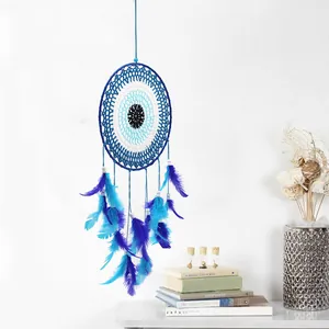 Atrapasueños de ojo turco hecho a mano con plumas azules para decoración de pared boho
