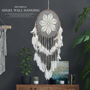 Grand attrape-rêves blanc nordique mural avec motif floral au crochet et plumes blanches